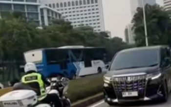 Potongan video saat mobil dinas Menteri Agama (Menag) Yaqut Cholil Qoumas yang bernomor pelat RI 42 masuk jalur busway pada Selasa kemarin (23/7)./Repro
