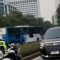 Potongan video saat mobil dinas Menteri Agama (Menag) Yaqut Cholil Qoumas yang bernomor pelat RI 42 masuk jalur busway pada Selasa kemarin (23/7)./Repro