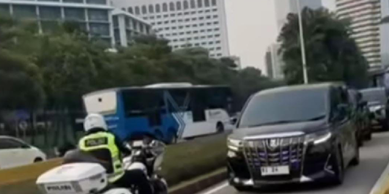Potongan video saat mobil dinas Menteri Agama (Menag) Yaqut Cholil Qoumas yang bernomor pelat RI 42 masuk jalur busway pada Selasa kemarin (23/7)./Repro