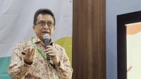 Ketua Komnas KIPI Hindra Irawan Satari saat menyampaikan keterangan kepada wartawan dalam agenda Temu Media Pekan Imunisasi Dunia 2024 di Gedung Kementerian Kesehatan RI, Senin (18/3/2024). (Mecca Yumna NP)