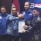Ketua Umum Demokrat Agus Harimurti Yudhoyono bersama Calon Bupati dan Wakil Bupati Bukittinggi Ramlan Nurmatias-Ibnu Asis di gedung DPP Demokrat, Menteng, Jakarta Pusat, Kamis (25/7/2024) (Walda Marison)