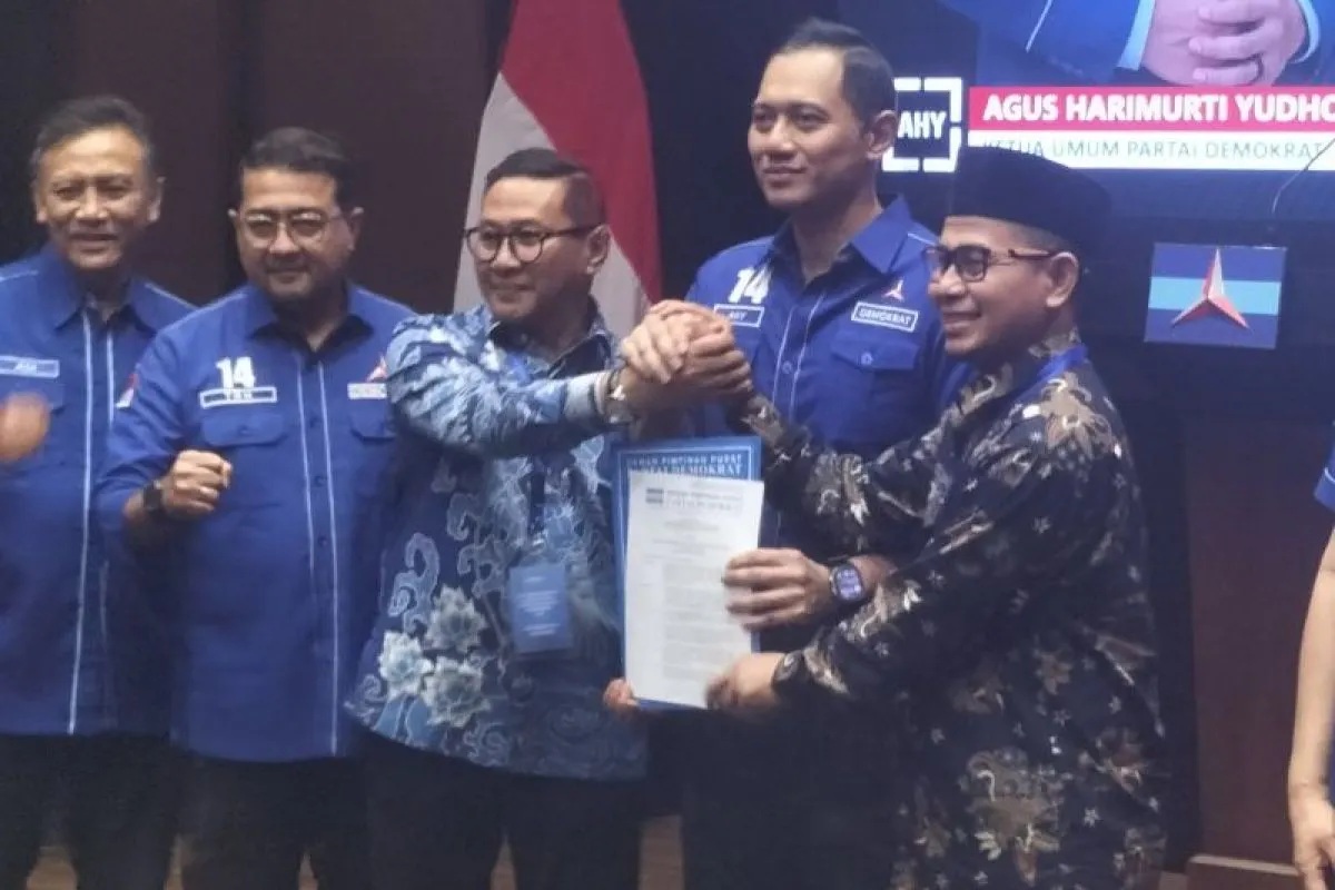 Ketua Umum Demokrat Agus Harimurti Yudhoyono bersama Calon Bupati dan Wakil Bupati Bukittinggi Ramlan Nurmatias-Ibnu Asis di gedung DPP Demokrat, Menteng, Jakarta Pusat, Kamis (25/7/2024) (Walda Marison)