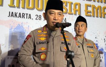 Kapolri Jenderal Pol. Listyo Sigit Prabowo saat memberikan keterangan pers usai menghadiri acara Doa Bersama Lintas Agama dalam rangka Peringatan Hari Bhayangkara Ke-78 di Lapangan Bhayangkara Mabes Polri, Jakarta, Jumat (28/6/2024). 