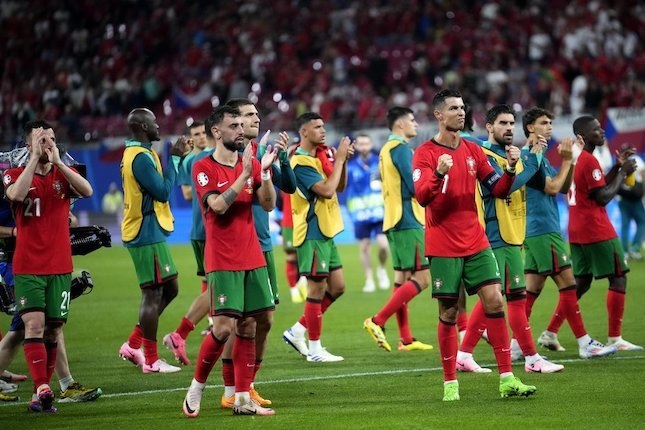 Cristiano Ronaldo dan para pemain Portugal merayakan kemenangan atas Republik Ceko di laga pertama Grup F Euro 2024, 19 Juni 2024. (c) AP Photo/Ebrahim Noroozi