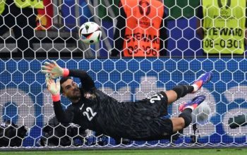 Penjaga gawang Portugal Diogo Costa saat mementahan tendangan penalti Benjamin Verbic dalam adu penalti dalam pertandingan 16 besar Euro 2024 antara Portugal dan Slovenia di Frankfurt Arena, Frankfurt am Main, pada 1 Juli 2024. (AFP/KIRILL KUDRYAVTSEV)