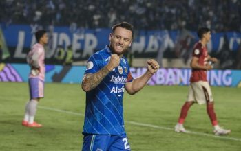 Pesepak bola Persib Bandung Marc Klok berselebrasi usai mengalahkan Bali United saat pertandingan semifinal Championship Series-BRI Liga 1 di Stadion Si Jalak Harupat, Kabupaten Bandung, Jawa Barat, Sabtu (18/5/2024). (NOVRIAN ARBI)