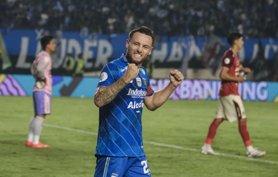 Pesepak bola Persib Bandung Marc Klok berselebrasi usai mengalahkan Bali United saat pertandingan semifinal Championship Series-BRI Liga 1 di Stadion Si Jalak Harupat, Kabupaten Bandung, Jawa Barat, Sabtu (18/5/2024). (NOVRIAN ARBI)