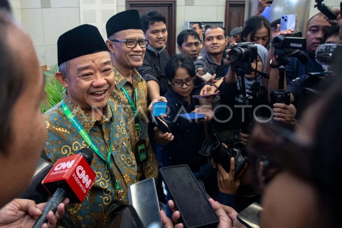 Ketua Umum PP Muhammadiyah Haedar Nashir (kedua kiri) bersama Sekertaris Umum PP Muhammadiyah Abdul Mu'ti (kiri) menjawab pertanyaan wartawan saat jumpa pers Konsolidasi Nasional Muhammadiyah di Universitas Aisyiyah (Unisa) Yogyakarta, Sleman, D.I Yogyakarta, Minggu (28/7/2024).  (ANTARA FOTO/Andreas Fitri Atmoko/agr/Spt)