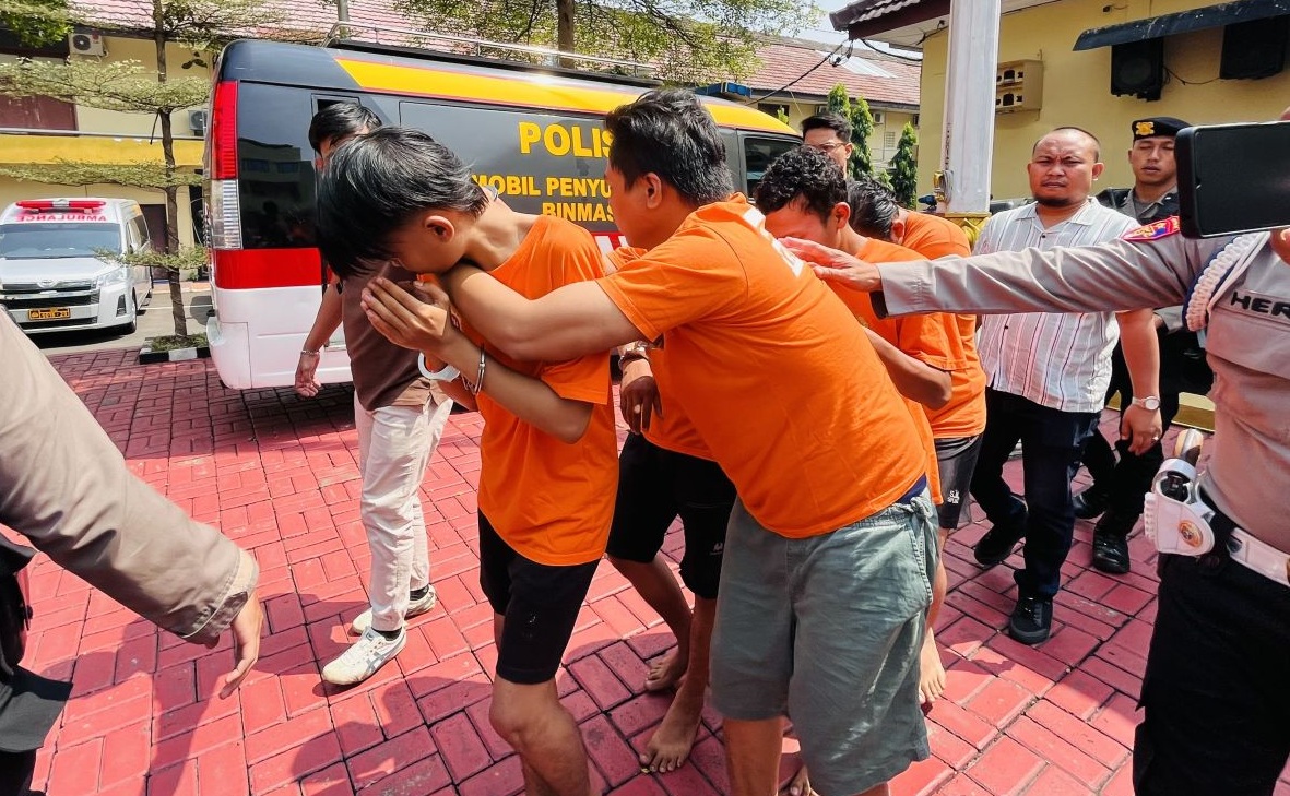 Pelaku pencurian bermodus ganjal ATM dihadirkan dalam konferensi pers Polresta Bogor Kota. (ANTARA/Shabrina Zakaria)