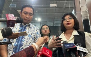 Kuasa hukum korban asusila Ketua KPU RI Hasyim Asy'ari, Aristo Pangaribuan (kiri) dan Maria Dianita Prosperianti saat memberikan keterangan pers di Kantor DKPP RI, Jakarta, Rabu (3/7/2024). (Rio Feisal)