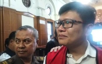 Gregorius Ronald Tannur senyum-senyum usai sidang putusan di Pengadilan Negeri Surabaya.-Didik untuk Harian Disway-