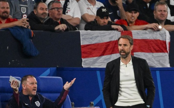 Pelatih kepala Inggris Gareth Southgate (kanan) dan asistennya Steve Holland (kiri) bereaksi dari pinggir lapangan selama pertandingan sepak bola Grup C UEFA Euro 2024 antara Serbia dan Inggris di Arena AufSchalke di Gelsenkirchen pada Minggu (16/6/2024). (AFP/Alberto Pizzoli)