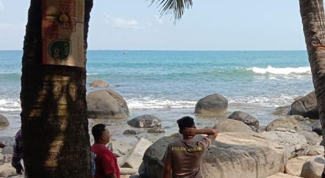 Tim Sar gabungan saat melakukan pencarian korban hilang tenggelam di pantai Kapitol Desa Karangpapak, Kecamatan Cisolok.