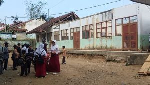 Potret Pelajar SDN di Jampangtengah Sukabumi Numpang Belajar di Gedung SMP Gara-raga Ambruk