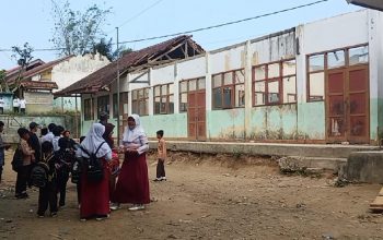 Sejumlah pelajar SDN 5 Cilimus yang berada di Kampung Cilimus, Desa Nangerang, Kecamatan Jampangtengah, Kabupaten Sukabumi, Jabar terpaksa harus belajar di teras sekolah karena empat ruang kelas ambruk belum lama ini.