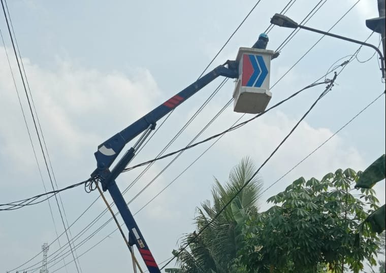 PEMELIHARAAN: Sejumlah personel Dishub Kota Sukabumi saat melakukan pemeliharaan PJU di wilayah kerjanya, belum lama ini.