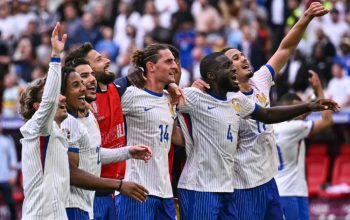 Gelandang Prancis Adrien Rabiot bersama rekan-rekan satu timnya setelah akhir pertandingan Prancis melawan Belgia dalam babak 16 besar Euro 2024 di Duesseldorf Arena, Duesseldorf, pada 1 Juli 2024. (AFP/OZAN KOSE)