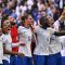 Gelandang Prancis Adrien Rabiot bersama rekan-rekan satu timnya setelah akhir pertandingan Prancis melawan Belgia dalam babak 16 besar Euro 2024 di Duesseldorf Arena, Duesseldorf, pada 1 Juli 2024. (AFP/OZAN KOSE)