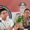 Direktur Reserse Narkoba Polda Kalimantan Selatan Kombes Pol Kelana Jaya menunjukkan tanaman buah kecubung. (ANTARA/Firman)