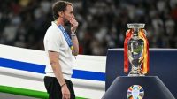 Pelatih timnas Inggris Gareth Southgate berjalan melewati trofi Piala Eropa setelah usainya pertandingan final Euro 2024 antara Spanyol dan Inggris di Stadion Olimpiade, Berlin, pada 14 Juli 2024. (AFP/Javier Soriano)