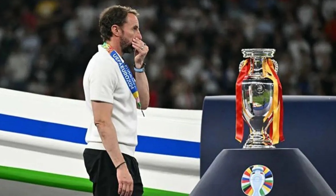 Pelatih timnas Inggris Gareth Southgate berjalan melewati trofi Piala Eropa setelah usainya pertandingan final Euro 2024 antara Spanyol dan Inggris di Stadion Olimpiade, Berlin, pada 14 Juli 2024. (AFP/Javier Soriano)