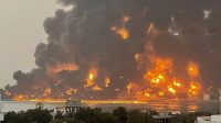 Sebuah gambar yang dirilis media Houthi menunjukkan kobaran api meletus di kota pelabuhan Hodeidah pada Sabtu, 20 Juli 2024/Net