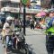 Petugas Satlantas Polres Sukabumi Kota saat menegur pengendara sepeda motor yang tidak mengenakan helm.