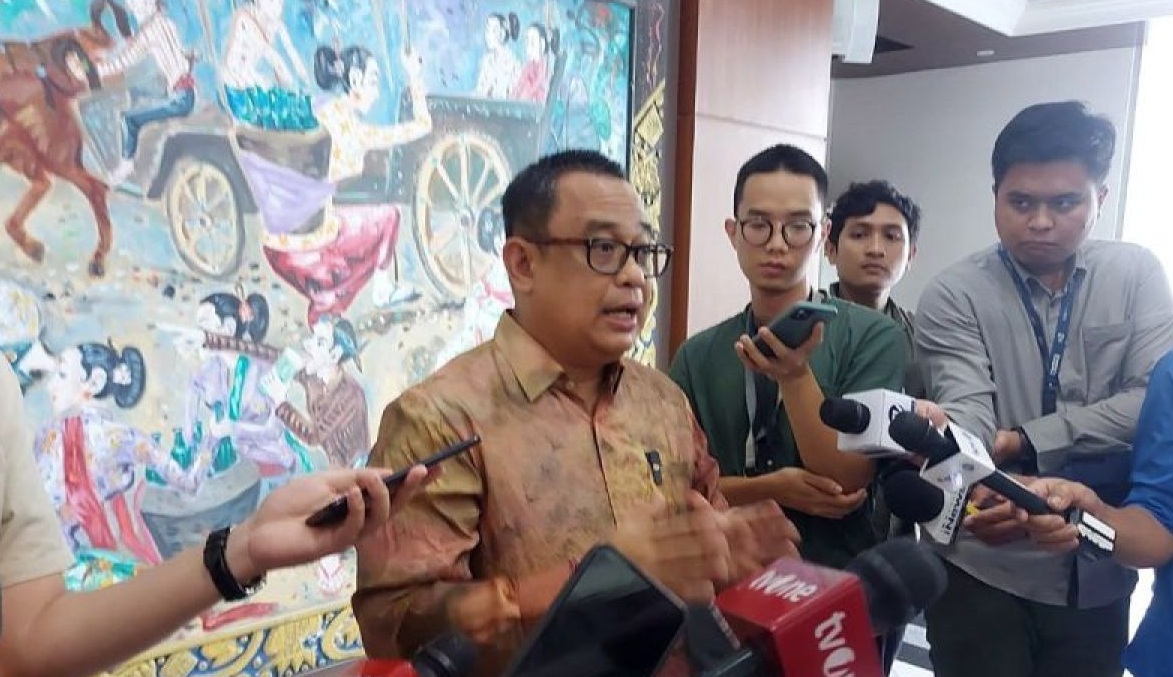 Koordinator Staf Khusus Presiden Ari Dwipayana menyampaikan keterangan pers di Gedung Sekretariat Negara, Jakarta. (Andi Firdaus)
