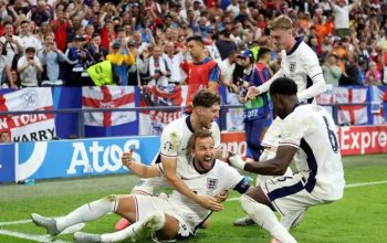 Selebrasi Harry Kane (tengah) setelah mencetak gol kemenangan untuk Timnas Inggris atas Slowakia dalam pertandingan babak 16 besar Piala Eropa 2024 di Veltins Arena, Gelsenkirchen, Senin (1/7/2024). (UEFA)