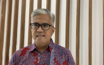 Juru Bicara II Kementerian Luar Negeri RI Rolliansyah Soemirat ketika menyampaikan keterangan pers terkait penanganan pengungsi luar negeri, di Jakarta, Senin (1/7/2024). (ANTARA/Yashinta Difa)