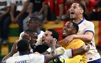 Para pemain timnas Prancis (ki-ka) Youssouf Fofana, Marcus Thuram, Ousmane Dembele, Jules Kounde, Theo Hernandez, Mike Maignan, dan William Saliba merayakan kemenangan atas Portugal pada perempat final Piala Eropa 2024 di Volksparkstadion, Hamburg, Jumat (5/7/2024). (AFP/Angelos Tzortzinis)