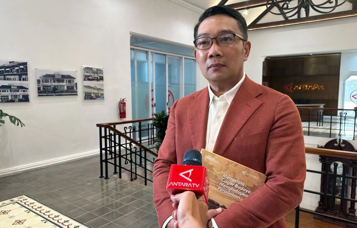 Mantan Gubernur Jawa Barat sekaligus Wakil Ketua Umum DPP Partai Golkar Ridwan Kamil saat diwawancarai usai mengunjungi ANTARA Heritage Center, Jakarta, Jumat (12/7/2024). (Rio Feisal).