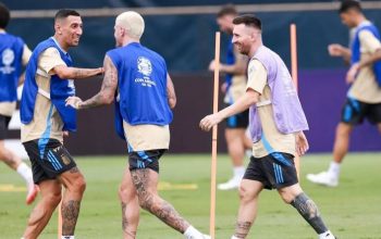 Pemain Timnas Argentina Angel Di Maria, Rodrigo De Paul, dan Lionel Messi saat berlatih jelang final Copa America 2024 di Kampus FIU di Miami Gardens, Florida, AS (13/7/2024). ANTARA/AFP/Getty Images/Carmen Mandato/aa. (Getty Images via AFP/CARMEN MANDATO)