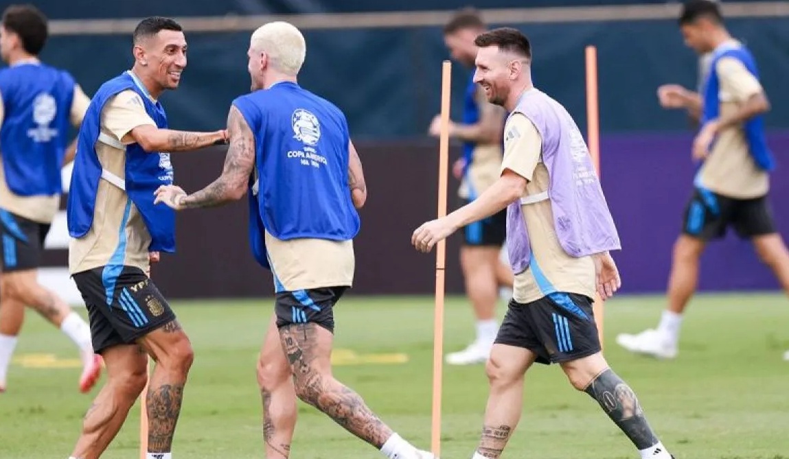 Pemain Timnas Argentina Angel Di Maria, Rodrigo De Paul, dan Lionel Messi saat berlatih jelang final Copa America 2024 di Kampus FIU di Miami Gardens, Florida, AS (13/7/2024). ANTARA/AFP/Getty Images/Carmen Mandato/aa. (Getty Images via AFP/CARMEN MANDATO)