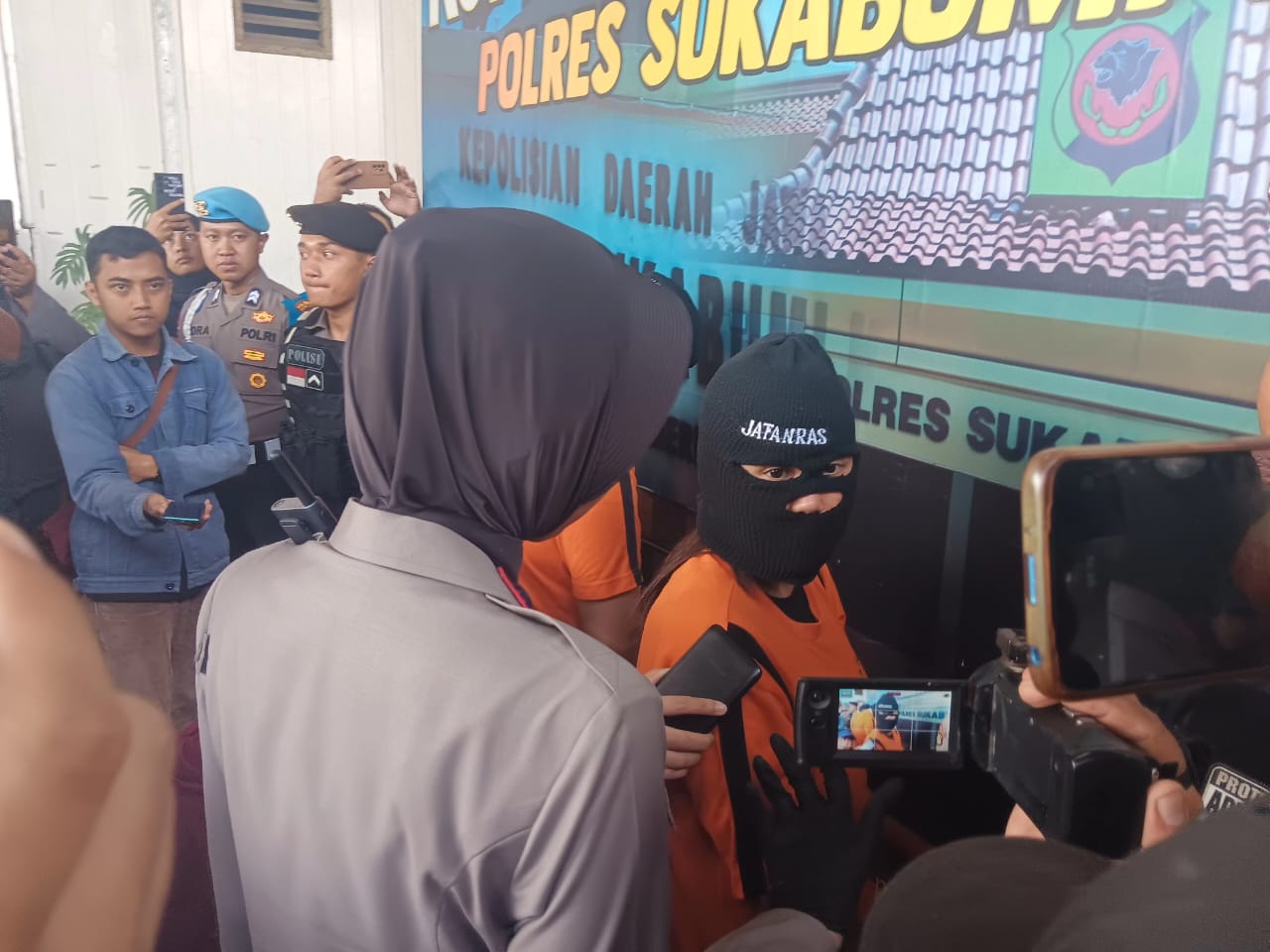 Seorang Ibu Rumah Tangga (IRT) berinisial FSF alias I (28) warga asal Kecamatan Cikole, Kota Sukabumi tega melakukan live bugil didepan camera