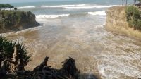 Kondisi air laut pantai Batu Panganten di Desa Purwasedar, Kecamatan Ciracap, kabupaten Sukabumi kotor, keruh dan berminyak.(foto : ist)