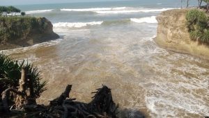 Heboh,  Air Laut Pantai Batu Panganten Ciracap Sukabumi Tercemar Limbah Solar 