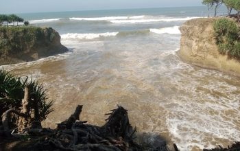Kondisi air laut pantai Batu Panganten di Desa Purwasedar, Kecamatan Ciracap, kabupaten Sukabumi kotor, keruh dan berminyak.(foto : ist)