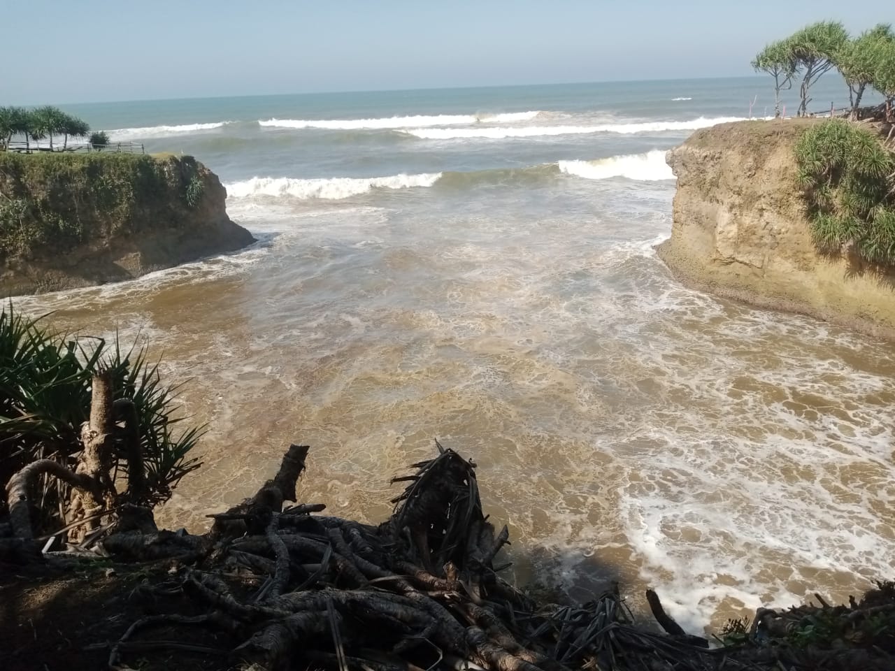 Kondisi air laut pantai Batu Panganten di Desa Purwasedar, Kecamatan Ciracap, kabupaten Sukabumi kotor, keruh dan berminyak.(foto : ist)