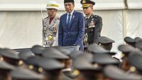 Presiden Joko Widodo (tengah) memeriksa pasukan saat menjadi inspektur upacara HUT Ke-78 Bhayangkara di Lapangan Monas, Jakarta, Senin (1/7/2024).  (ANTARA FOTO/Muhammad Adimaja)