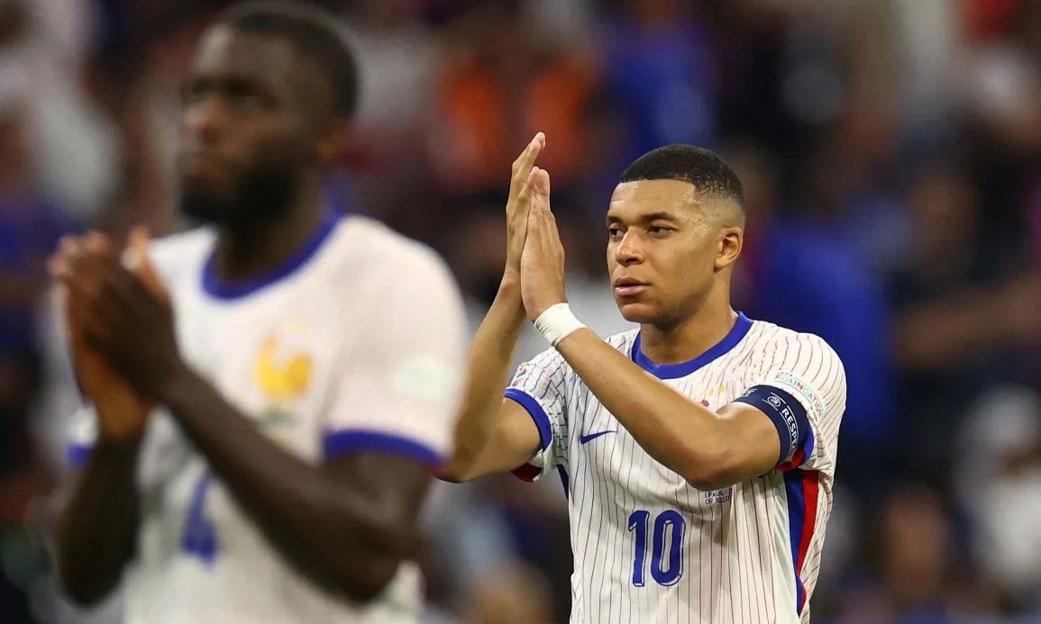 Ekspresi pesepak bola Prancis Kylian Mbappe usai laga semi final Euro 2024 melawan Spanyol di Munich Football Arena, Jerman (9/7/2024). Spanyol berhasil melaju ke babak final setelah mengkandaskan Prancis dengan skor 2-1. (REUTERS/Lisi Niesner)