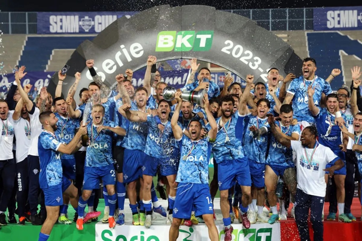 Pemain Como 1907 merayakan promosi ke Serie A. (comofootball.com/pri)