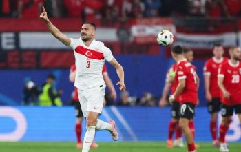 Bek Turki Merih Demiral merayakan gol yang dicetaknya ke gawang Austria pada pertandingan 16 besar Piala Eropa 2024 di Stadion RB Leipzig, Selasa (2/7/2024). (AFP/Ronny Hartmann)