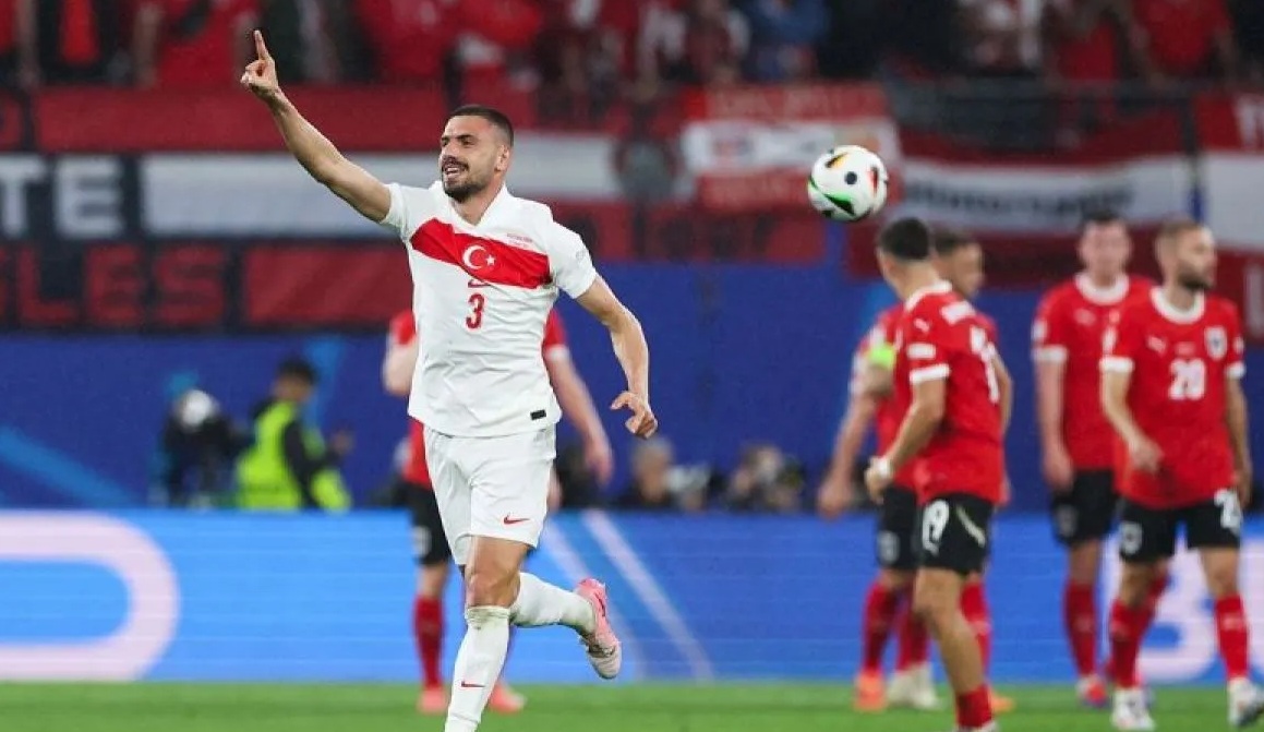 Bek Turki Merih Demiral merayakan gol yang dicetaknya ke gawang Austria pada pertandingan 16 besar Piala Eropa 2024 di Stadion RB Leipzig, Selasa (2/7/2024). (AFP/Ronny Hartmann)