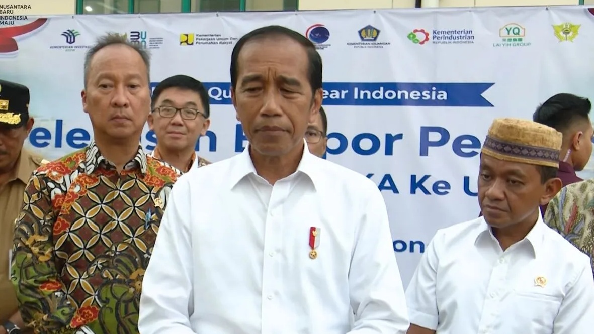 Presiden Joko Widodo memberikan keterangan kepada wartawan di Batang, Jawa Tengah, Jumat (26/7/2024). (Rangga Pandu)
