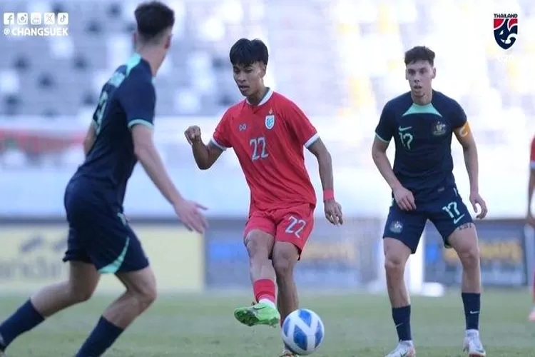 Potret duel pemain Australia dan Thailand di Semifinal Piala AFF U19 2024