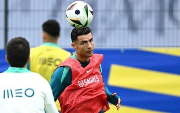 Penyerang Portugal Cristiano Ronaldo saat menjalani sesi lataihan di pusat pelatihan Portugal di Harsewinkel pada 3 Juli 2024, menjelang pertandingan perempat final Euro 2024 melawan Prancis esok Jumat. (AFP/PATRICIA DE MELO MOREIRA)