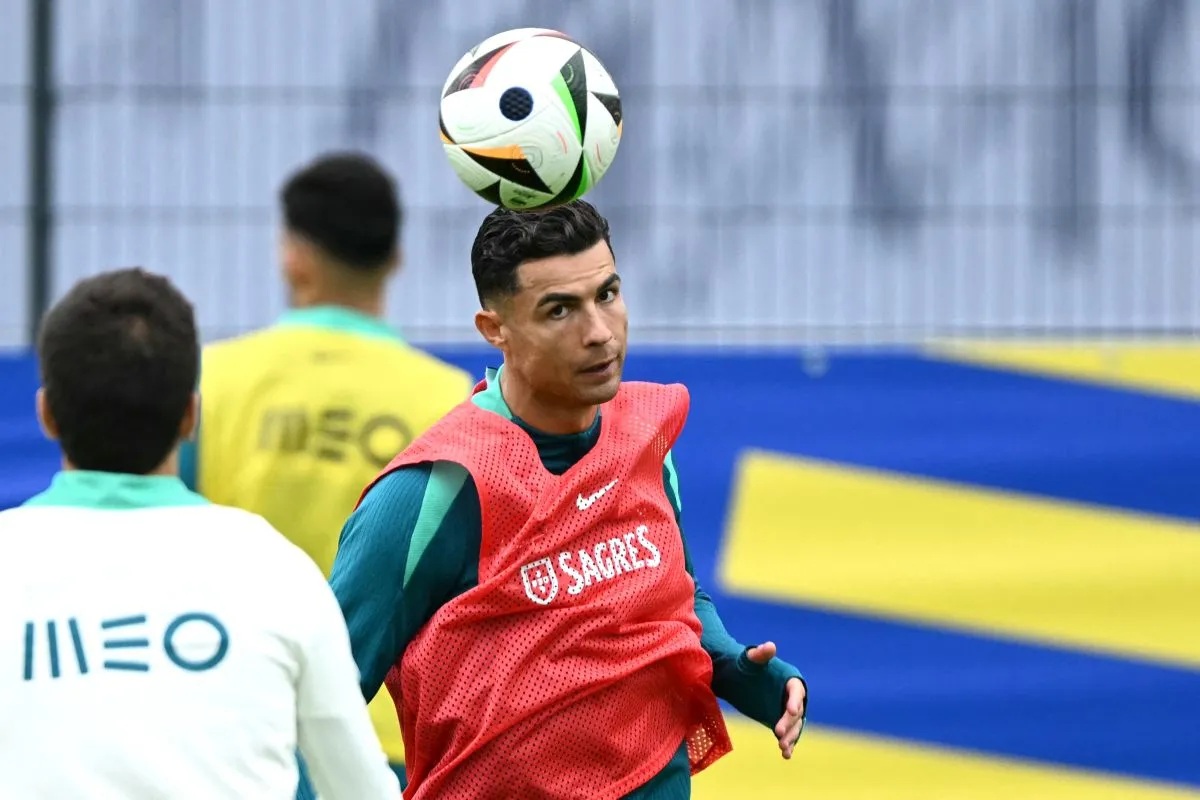 Penyerang Portugal Cristiano Ronaldo saat menjalani sesi lataihan di pusat pelatihan Portugal di Harsewinkel pada 3 Juli 2024, menjelang pertandingan perempat final Euro 2024 melawan Prancis esok Jumat. (AFP/PATRICIA DE MELO MOREIRA)
