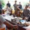 Petugas pantarlih saat melakukan coklit di kediaman Bupati Sukabumi Marwan Hamami di Perumahan Cimahpar, Desa Pasirhalang, Kecamatan Sukaraja, Kabupaten Sukabumi, Jabar. (Aditya Rohman)