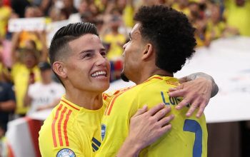 Penyerang sayap Kolombia Luis Diaz (kanan) merayakan gol bersama James Rodriguez pada laga perempat final Copa Amerika melawan Panama di State Farm Stadium, AS, Sabtu (6/7/2024). (Getty Images/Jamie Squire)